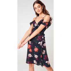 NA-KD Kopertowa sukienka z odkrytymi ramionami - Blue,Multicolor. Sukienki damskie marki NA-KD. W wyprzedaży za 38.98 zł.