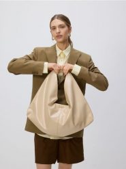 Torebka hobo - złamana biel. Torebki do ręki damskie Reserved, bez wzorów, ze skóry, bez dodatków. W wyprzedaży za 65.99 zł.