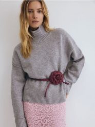 Skórzany pasek z kwiatem - fioletowy. Fioletowe paski damskie Reserved, bez wzorów. W wyprzedaży za 69.99 zł.