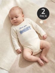 Bawełniane body z haftowanym napisem 2 pack - kremowy. Białe body niemowlęce Sinsay, bez wzorów, z bawełny, bez ramiączek. Za 22.99 zł.