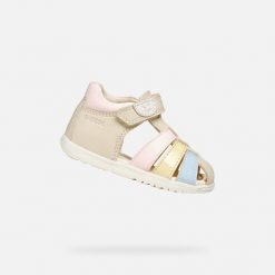 Sandały GEOX B SANDAL MACCHIA GIRL Beżowy. Białe sandały damskie Geox, bez wzorów, ze skóry, bez obcasa, bez zapięcia. Za 238.99 zł.
