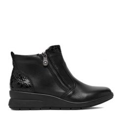 Botki Rieker. Czarne botki damskie Rieker, bez obcasa, na koturnie, bez zapięcia. Za 399.99 zł.
