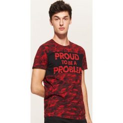 T-shirt camo z napisem - Czerwony. T-shirty męskie marki House. W wyprzedaży za 29.99 zł.