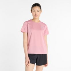 Koszulka damska New Balance WT41222PTF – różowa. Czerwone t-shirty damskie New Balance, m, bez wzorów, z materiału, eleganckie, bez kołnierzyka. Za 149.99 zł.