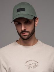 Męska czapka bejsbolówka z daszkiem oraz prostokątną naszywką – khaki V6 OM-ACCS-0104 - uniwersalny. Brązowe czapki i kapelusze męskie Ombre Clothing, z aplikacjami, z bawełny, eleganckie. W wyprzedaży za 39.99 zł.