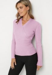 Fioletowy Dopasowany Sweter w Prążki z Kopertowym Dekoltem Masasani. Fioletowe swetry damskie Born2be, s, bez wzorów, z bawełny, bez kołnierzyka, bez ramiączek, bez kaptura. Za 24.99 zł.