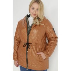 Brązowa Kurtka Pikowana z Kapturem Laakso. Brązowe kurtki damskie Born2be, plus size, bez wzorów, z jeansu, z kapturem. Za 109.99 zł.
