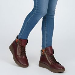 Trzewiki damskie Rieker, botki na płaskiej podeszwie ocieplane futerkiem i zapinane na suwak, czerwone, N1305-35. Czerwone kozaki damskie Rieker, z dzianiny, bez obcasa, na płaskiej podeszwie. Za 373.99 zł.