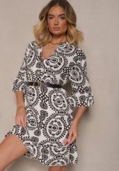Biało-Czarna Sukienka z Bawełny o Rozkloszowanym Kroju Ozdobiona Guzikami Janivra. Czarne sukienki damskie Renee, m, bez wzorów, z bawełny, eleganckie, bez kołnierzyka, bez ramiączek, mini, kopertowe. Za 39.99 zł.