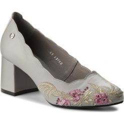 Półbuty MACIEJKA - 03563-03/00-1 Popiel. Szare półbuty damskie Maciejka, z materiału, eleganckie. W wyprzedaży za 199.00 zł.