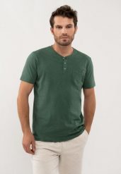 T-shirt z rozpinanym dekoltem T-HUBRIS. Zielone t-shirty męskie Volcano, m, bez wzorów, z bawełny, klasyczne, bez kołnierzyka. Za 69.99 zł.