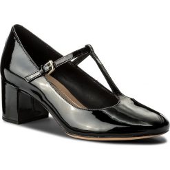 Półbuty CLARKS - Orabella Fern 261282384 Black Patent. Czarne półbuty damskie Clarks, z lakierowanej skóry. W wyprzedaży za 269.00 zł.