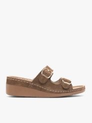 Brązowe klapki na koturnie z dwoma paskami. Brązowe klapki damskie Ryłko, bez wzorów, ze skóry, klasyczne, bez obcasa, na koturnie. Za 379.99 zł.