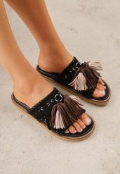 Czarne Płaskie Klapki Boho VICES z Imitacji Zamszu Zdobione Frędzlami Krili. Czarne klapki damskie Born2be, z aplikacjami, z jeansu, boho, bez obcasa, na płaskiej podeszwie. Za 119.99 zł.