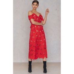 NA-KD Boho Koronkowa sukienka z wycięciami na ramionach - Red. Sukienki damskie marki NA-KD Boho. W wyprzedaży za 78.88 zł.
