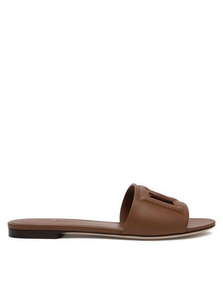 Dolce&Gabbana Klapki CQ0436 AY329 Brązowy. Brązowe klapki damskie Dolce&Gabbana, bez wzorów, ze skóry, bez obcasa. Za 2,159.00 zł.