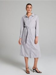 Sukienka midi z kołnierzykiem - szary. Szare sukienki damskie Sinsay, l, bez wzorów, bez kołnierzyka, bez ramiączek, midi. W wyprzedaży za 37.99 zł.