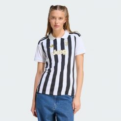 Koszulka podstawowa Juventus 26/27. Białe t-shirty damskie Adidas, m, bez wzorów, z materiału, klasyczne, bez kołnierzyka. Za 439.00 zł.