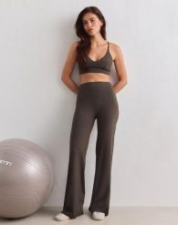 Damskie legginsy z prostą nogawką, wysoki stan, squat proof Sense ciemnozielone. Zielone legginsy damskie Aim'n, s, bez wzorów, z elastanu, z podwyższonym stanem, długie, na fitness i siłownię. Za 349.00 zł.