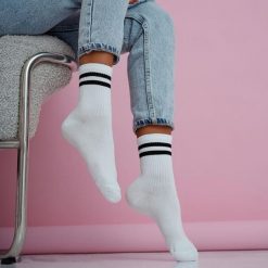 Białe skarpetki damskie dwa paski 1236 bk. Białe skarpety damskie Milena, bez wzorów, z bawełny. Za 16.90 zł.