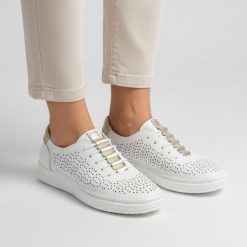 Sneakersy damskie S.Barski, cholewka skóra naturalna perforowana wiązanie klasyczne niski fason zaokrąglony nosek, białe, GR61-5992. Białe półbuty damskie S.BARSKI, na lato, bez wzorów, z jeansu, klasyczne, bez obcasa, bez zapięcia. Za 189.00 zł.