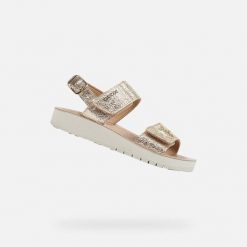 Sandały GEOX J SANDAL COSTAREI GI Złoty. Żółte sandały damskie Geox, bez wzorów, ze skóry, bez obcasa, bez zapięcia. Za 252.65 zł.