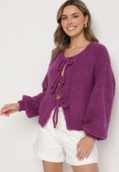 Fioletowy Kardigan Oversize z Wełną Zdobiony Kokardkami Eleathalie. Fioletowe kardigany damskie Born2be, z aplikacjami, z jeansu, eleganckie. Za 139.99 zł.