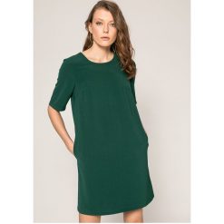 Answear - Sukienka Khin. Czerwone sukienki damskie ANSWEAR, l, bez wzorów, z materiału, casualowe, bez kołnierzyka, bez ramiączek. W wyprzedaży za 89.90 zł.