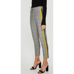 Vero Moda - Spodnie. Spodnie materiałowe damskie marki Vero Moda. W wyprzedaży za 99.90 zł.