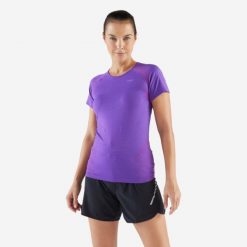 Koszulka do biegania damska Kiprun Run 500 Comfort slim. Fioletowe koszulki sportowe damskie KIPRUN, m, bez wzorów, z elastanu, bez kołnierzyka, bez ramiączek, do biegania. Za 89.99 zł.