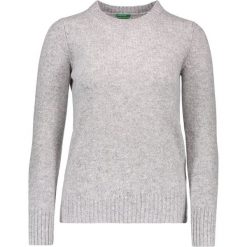 Sweter wełniany w kolorze szarym. Szare swetry damskie marki Benetton, z wełny, z okrągłym kołnierzem. W wyprzedaży za 59.95 zł.
