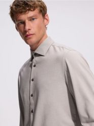 Koszula slim z bawełną oxford - jasnoszary. Szare koszule męskie Reserved, l, bez wzorów, z bawełny, bez kołnierzyka, bez ramiączek. Za 139.99 zł.