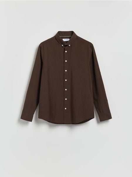 Bawełniana koszula slim fit - ciemnobrązowy. Brązowe koszule męskie Reserved, l, bez wzorów, z bawełny, bez kołnierzyka, bez ramiączek. W wyprzedaży za 79.99 zł.