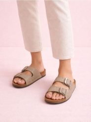 Klapki z ćwiekami i klamrami - beżowy. Brązowe klapki damskie Sinsay, bez wzorów, bez obcasa. Za 49.99 zł.