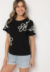 Czarny T-shirt z Kwiatowymi Aplikacjami Tilenna. Czarne bluzki damskie Born2be, m, z aplikacjami, z jeansu, eleganckie, bez kołnierzyka. Za 69.99 zł.