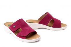 DR. BRINKMANN 700865-41 bordeaux, klapki damskie. Czerwone klapki damskie Dr. Brinkmann, bez wzorów, ze skóry, bez obcasa. Za 309.90 zł.