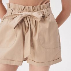 Szorty paperbag z wiązanym paskiem - Kremowy. Białe szorty damskie Sinsay, l, bez wzorów. W wyprzedaży za 49.99 zł.