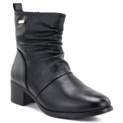 Botki damskie na klocku marszczona cholewka czarne eVento 26BT02-482. Czarne botki damskie eVento, ze skóry ekologicznej, eleganckie, bez obcasa, bez zapięcia. Za 149.99 zł.