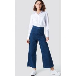 NA-KD Szerokie spodnie z denimu - Blue. Spodnie materiałowe damskie marki NA-KD. W wyprzedaży za 80.97 zł.