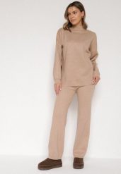 Beżowy Komplet z Wiskozą Ozdobiony Metaliczną Nicią Sweter z Półgolfem i Szerokie Spodnie Aresina. Brązowe spodnie materiałowe damskie Born2be, uniwersalny, bez wzorów, z dzianiny, klasyczne, bez kołnierzyka, bez ramiączek, bez kaptura. Za 169.99 zł.