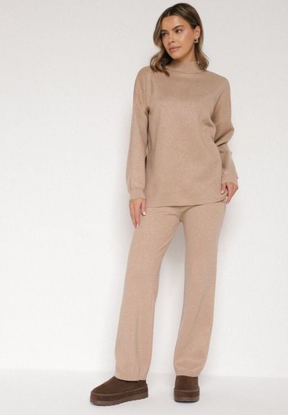 Beżowy Komplet z Wiskozą Ozdobiony Metaliczną Nicią Sweter z Półgolfem i Szerokie Spodnie Aresina. Brązowe spodnie materiałowe damskie Born2be, uniwersalny, bez wzorów, z dzianiny. Za 169.99 zł.