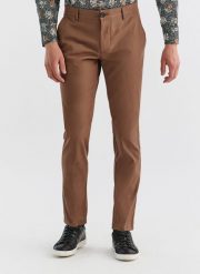 PAKO LORENTE – Jasnobrązowe spodnie męskie o kroju Slim Fit. Brązowe spodnie materiałowe męskie Pako Lorente, l, bez wzorów, z bawełny, casualowe. Za 79.99 zł.