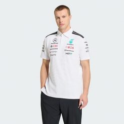 Koszulka polo MERCEDES - AMG PETRONAS FORMULA 1 TEAM ENGINEERS. Białe koszulki polo męskie Adidas, bez wzorów, eleganckie, bez ramiączek. Za 439.00 zł.