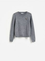 Sweter z broszą - szary. Szare swetry damskie Reserved, l, bez wzorów, z dzianiny, bez kołnierzyka, bez ramiączek, bez kaptura. Za 129.99 zł.
