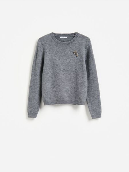 Sweter z broszką - szary. Szare swetry damskie Reserved, l, bez wzorów, z dzianiny, bez kołnierzyka, bez ramiączek, bez kaptura. Za 129.99 zł.