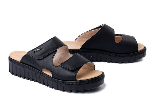 RIEKER V1392-00 black, klapki damskie. Czarne klapki damskie Rieker, bez wzorów, bez obcasa, na koturnie. Za 299.90 zł.