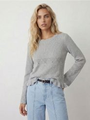 Sweter z ażurowym wzorem i falbaną - srebrny. Szare swetry damskie Sinsay, l, w ażurowe wzory, bez kołnierzyka, bez ramiączek, bez kaptura. Za 39.99 zł.