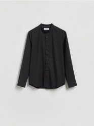 Koszula slim fit ze stójką - czarny. Czarne koszule męskie Reserved, l, bez wzorów, z tkaniny, bez kołnierzyka, bez ramiączek. Za 129.99 zł.