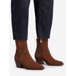 Botki G-Star. Brązowe botki damskie G-Star, retro, bez obcasa, na słupku, bez zapięcia. Za 479.99 zł.