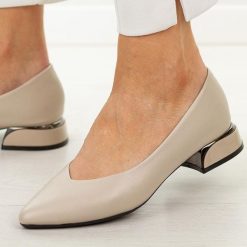 Beżowe czółenka damskie na obcasie Vinceza 62280. Brązowe czółenka damskie VINCEZA, bez wzorów, ze skóry, eleganckie, bez obcasa, na obcasie, bez zapięcia. Za 169.00 zł.